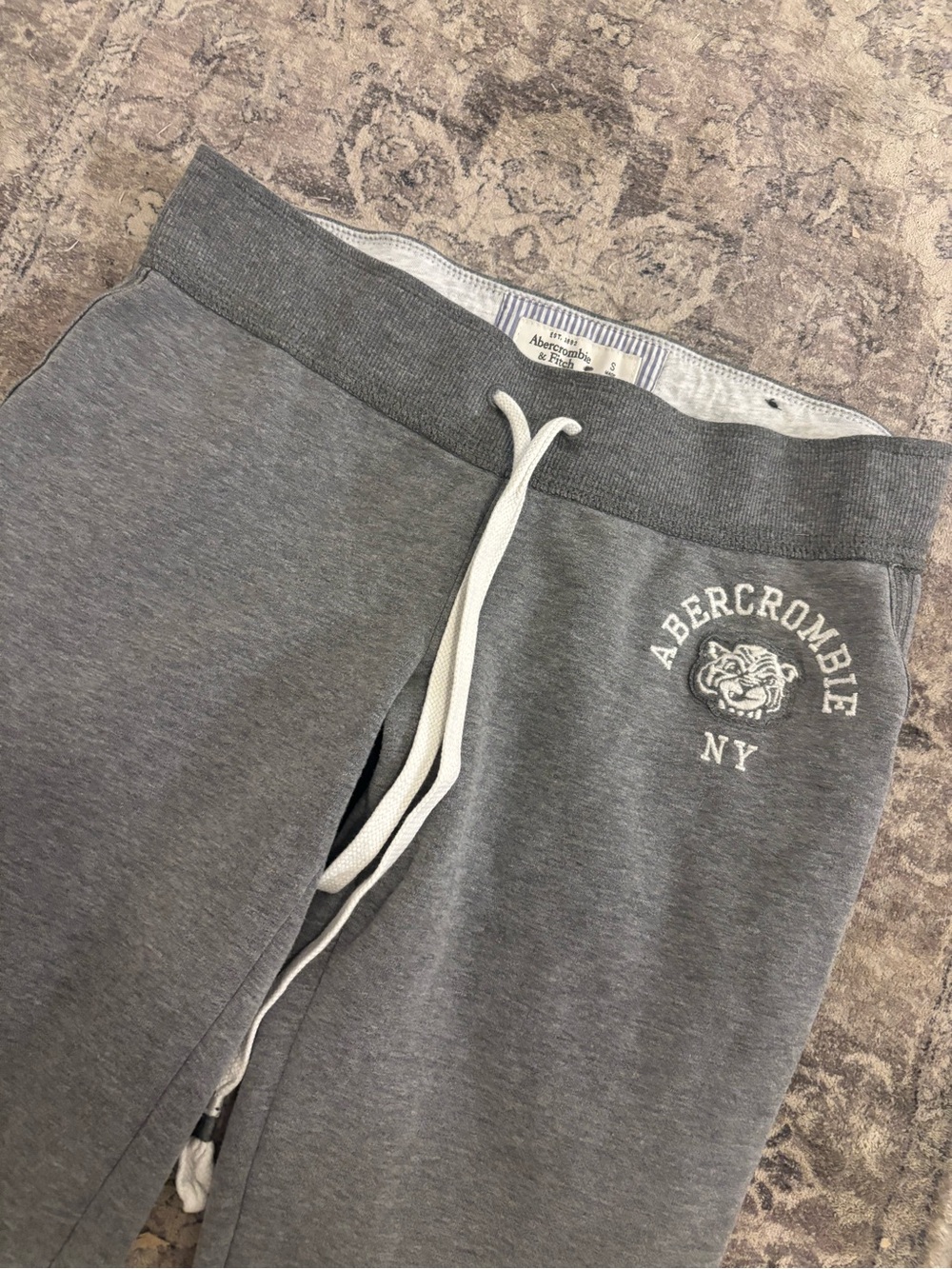 Vintage Y2K Abercrombie & Fitch Gray
Sweatpants Women's Small tiger Logo
Joggers